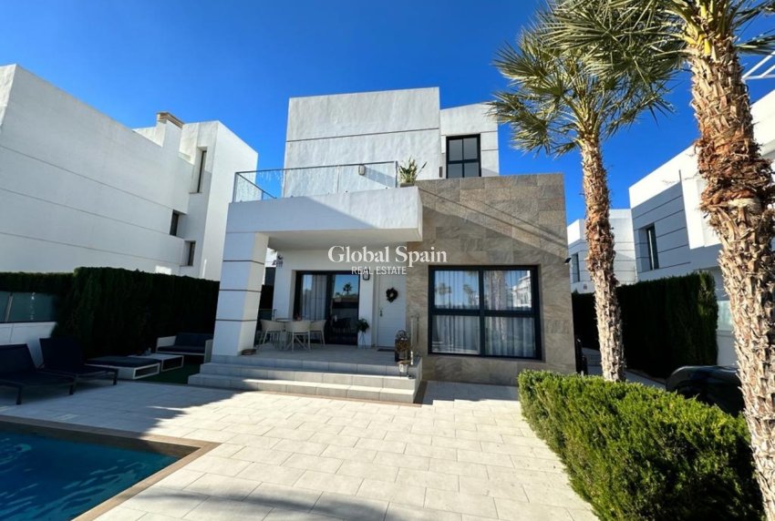 Resale - VILLA -
CIUDAD QUESADA