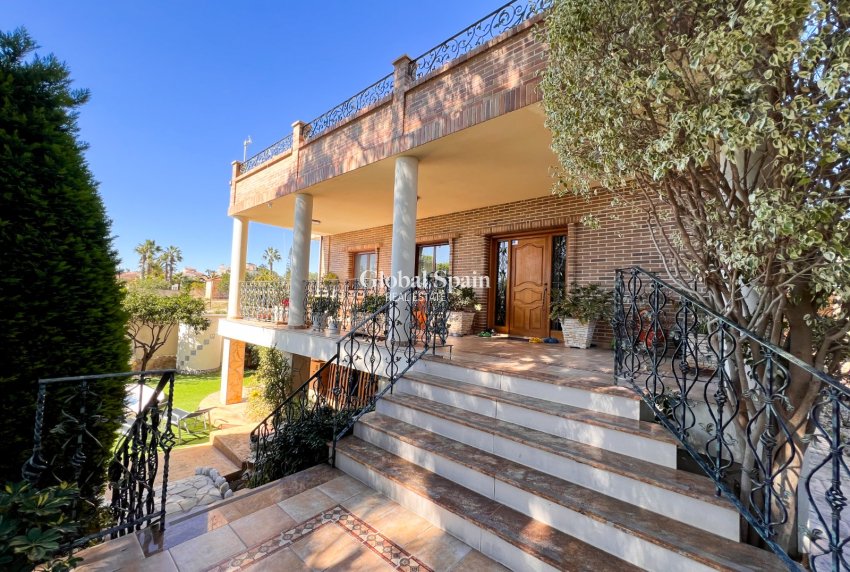 Resale - VILLA -
CIUDAD QUESADA