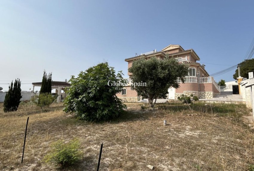 Resale - VILLA -
CIUDAD QUESADA