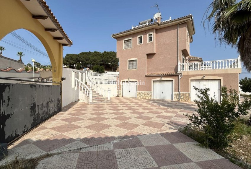 Resale - VILLA -
CIUDAD QUESADA