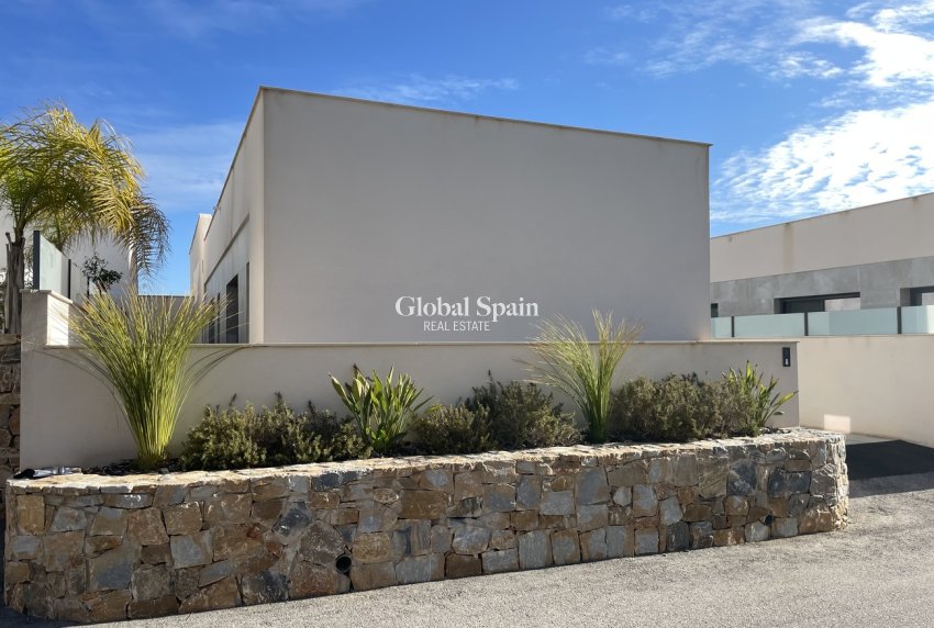 Resale - VILLA -
CIUDAD QUESADA