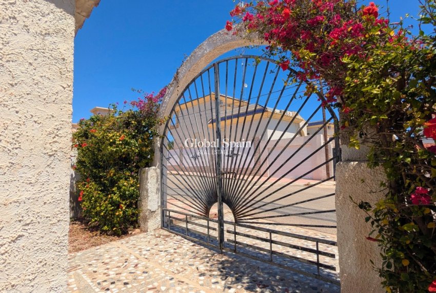 Resale - VILLA -
CIUDAD QUESADA