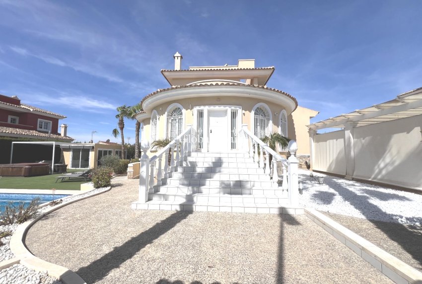 Resale - VILLA -
CIUDAD QUESADA