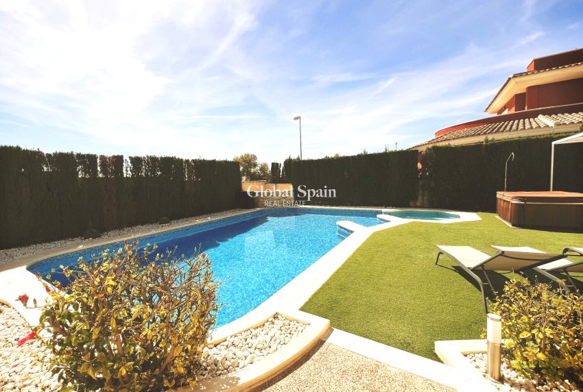 Resale - VILLA -
CIUDAD QUESADA