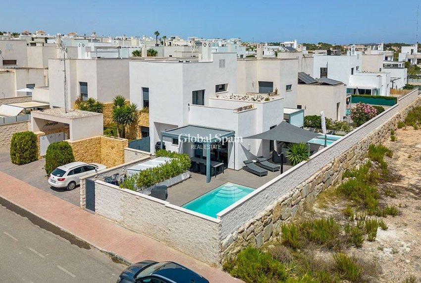 Resale - VILLA -
CIUDAD QUESADA