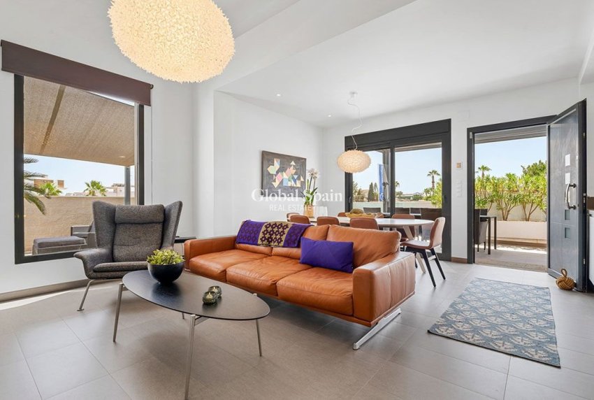 Resale - VILLA -
CIUDAD QUESADA