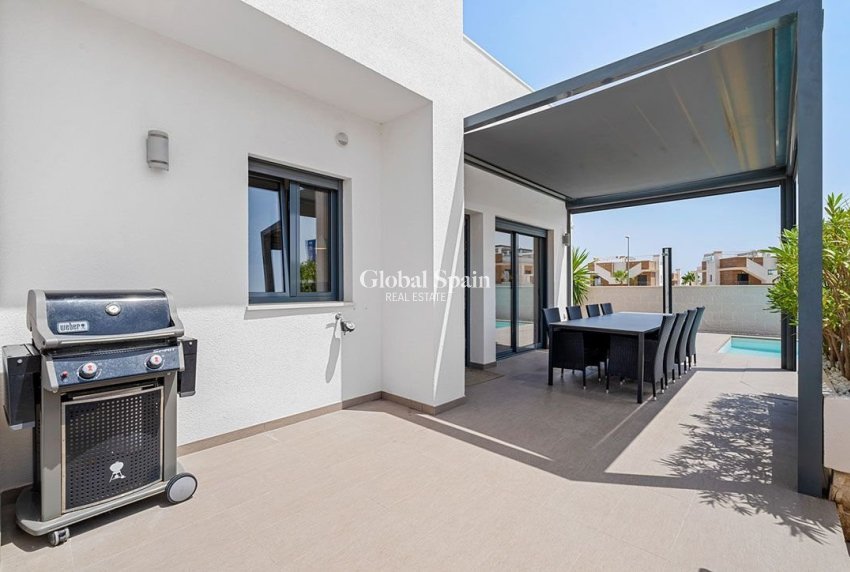 Resale - VILLA -
CIUDAD QUESADA