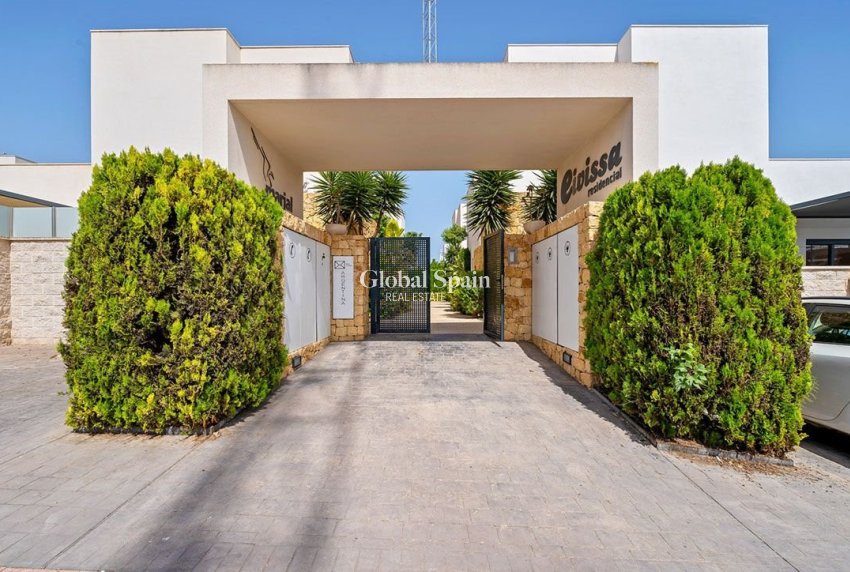 Resale - VILLA -
CIUDAD QUESADA