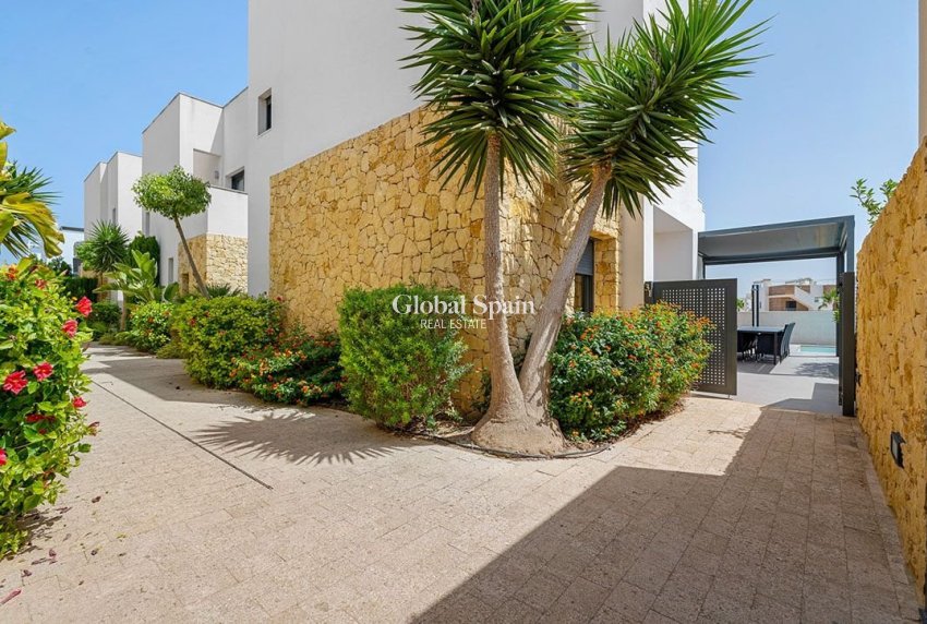 Resale - VILLA -
CIUDAD QUESADA