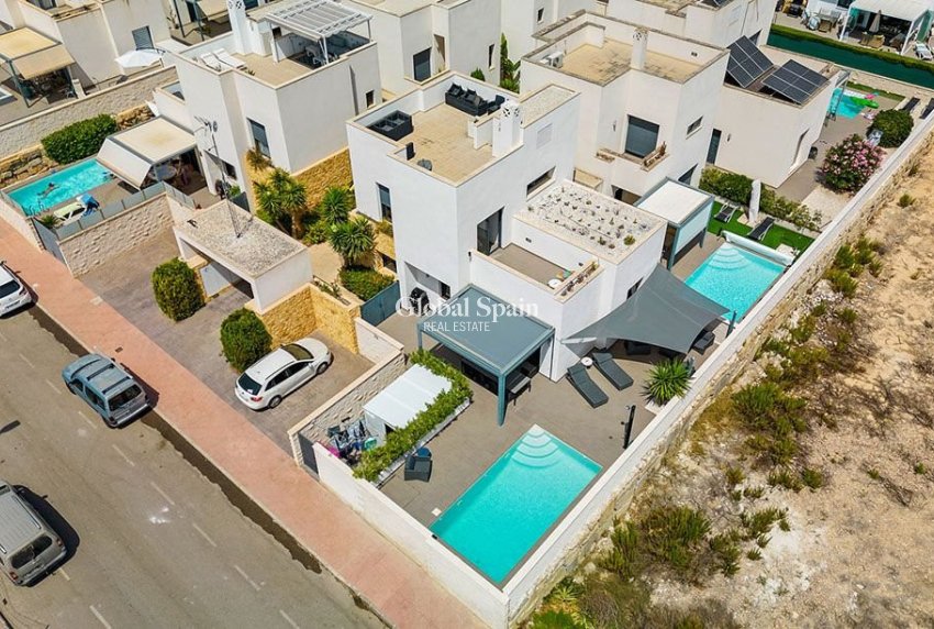 Resale - VILLA -
CIUDAD QUESADA