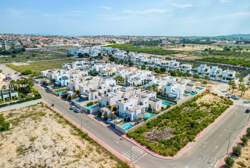 Resale - VILLA -
CIUDAD QUESADA