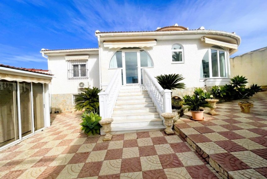 Resale - VILLA -
CIUDAD QUESADA