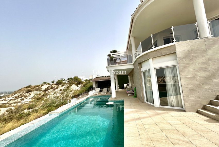 Resale - VILLA -
CIUDAD QUESADA