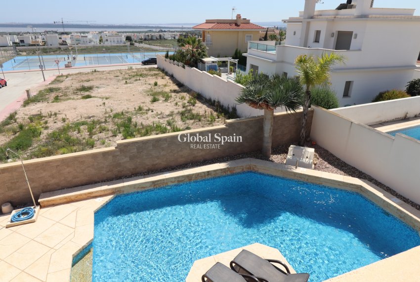 Resale - Villa -
CIUDAD QUESADA