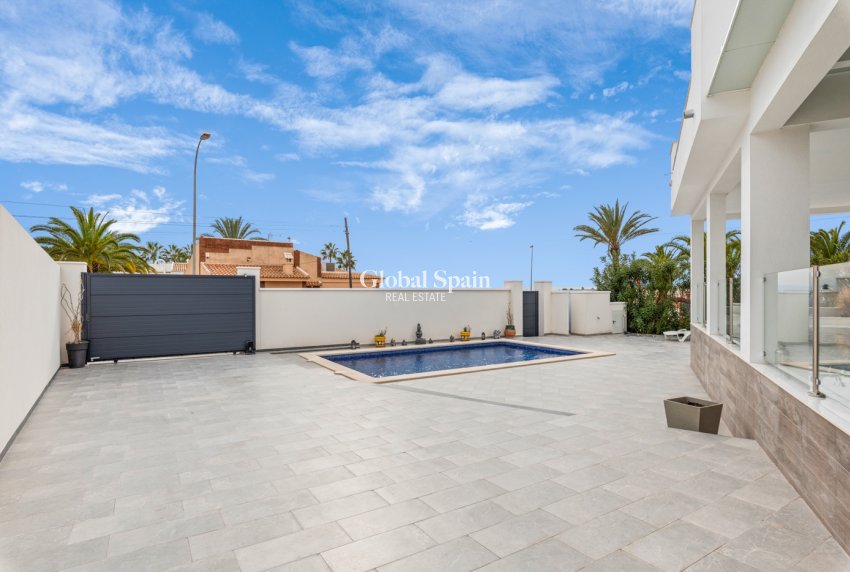 Resale - Villa -
CIUDAD QUESADA