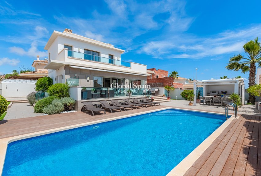 Resale - Villa -
CIUDAD QUESADA