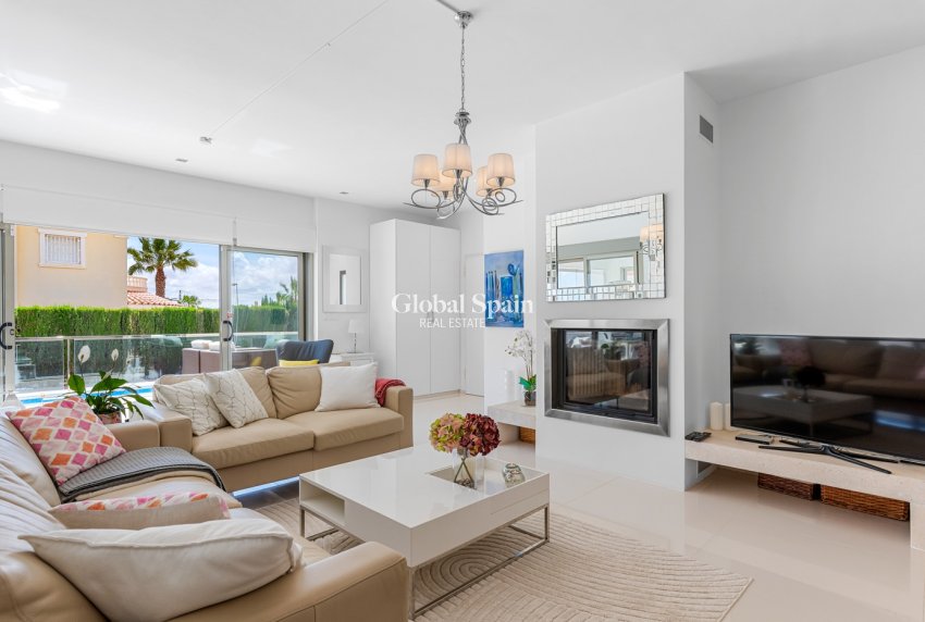 Resale - Villa -
CIUDAD QUESADA