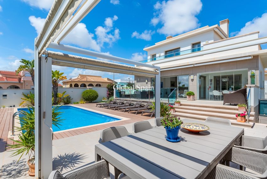 Resale - Villa -
CIUDAD QUESADA