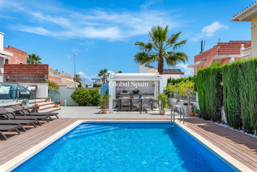 Resale - Villa -
CIUDAD QUESADA