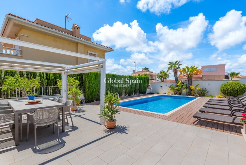 Resale - Villa -
CIUDAD QUESADA