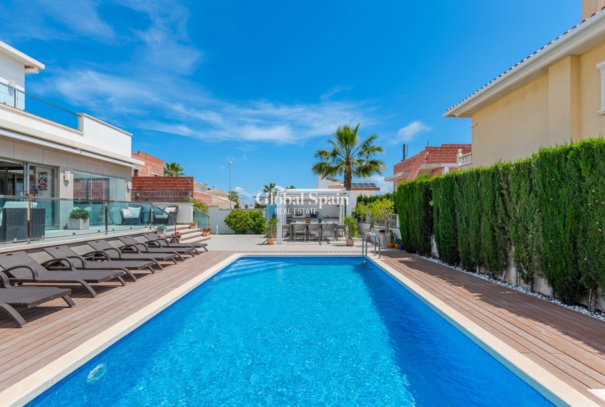 Resale - Villa -
CIUDAD QUESADA