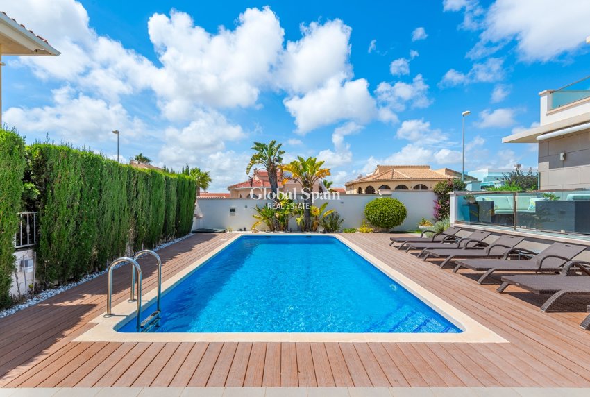 Resale - Villa -
CIUDAD QUESADA