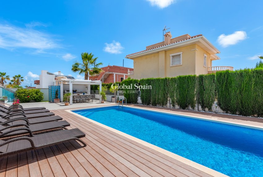 Resale - Villa -
CIUDAD QUESADA