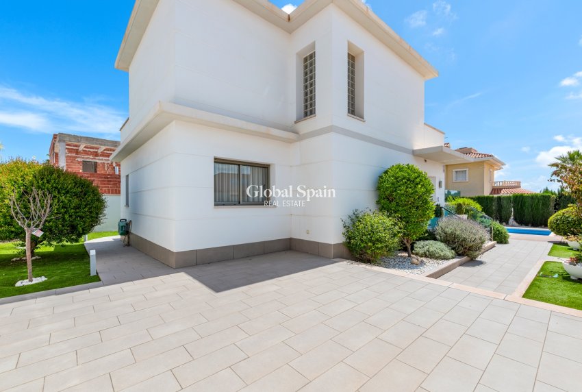 Resale - Villa -
CIUDAD QUESADA