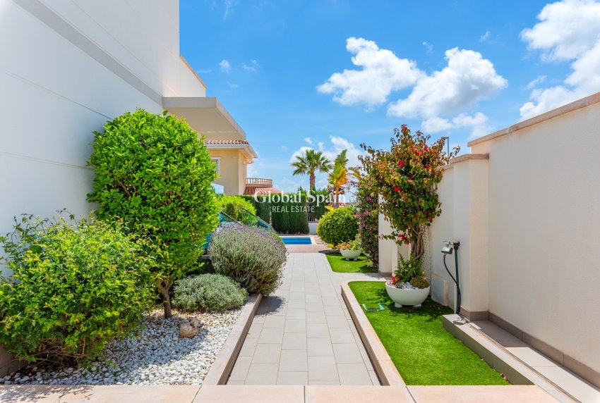 Resale - Villa -
CIUDAD QUESADA