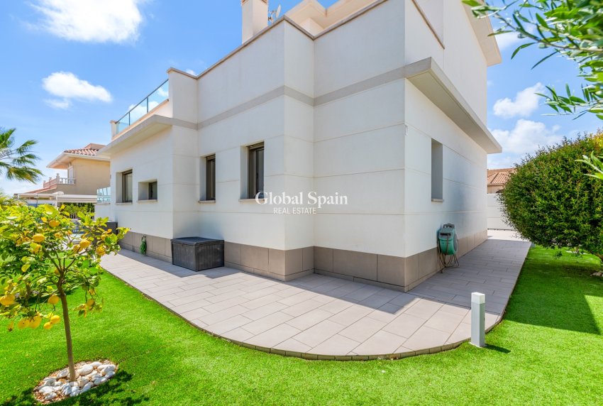 Resale - Villa -
CIUDAD QUESADA