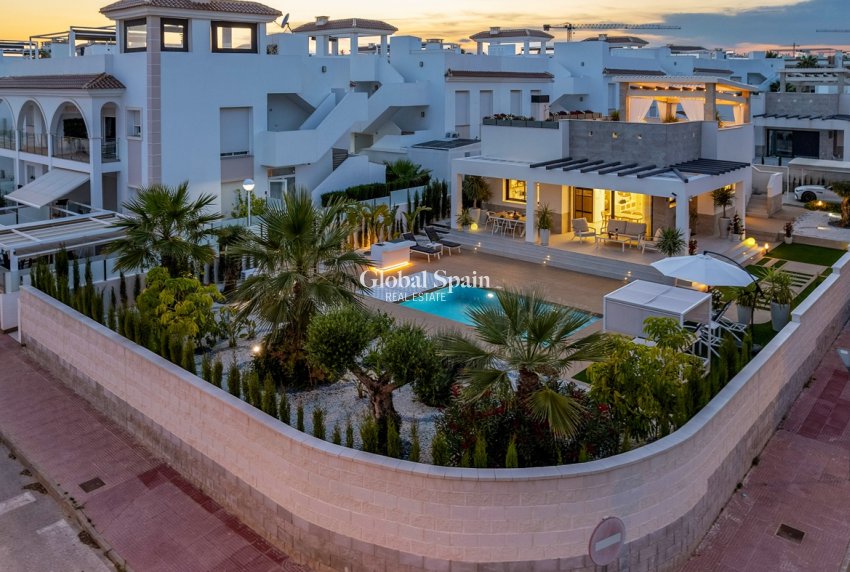 Resale - Villa -
CIUDAD QUESADA