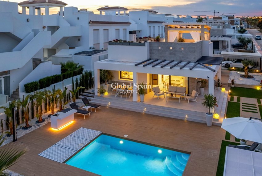 Resale - Villa -
CIUDAD QUESADA