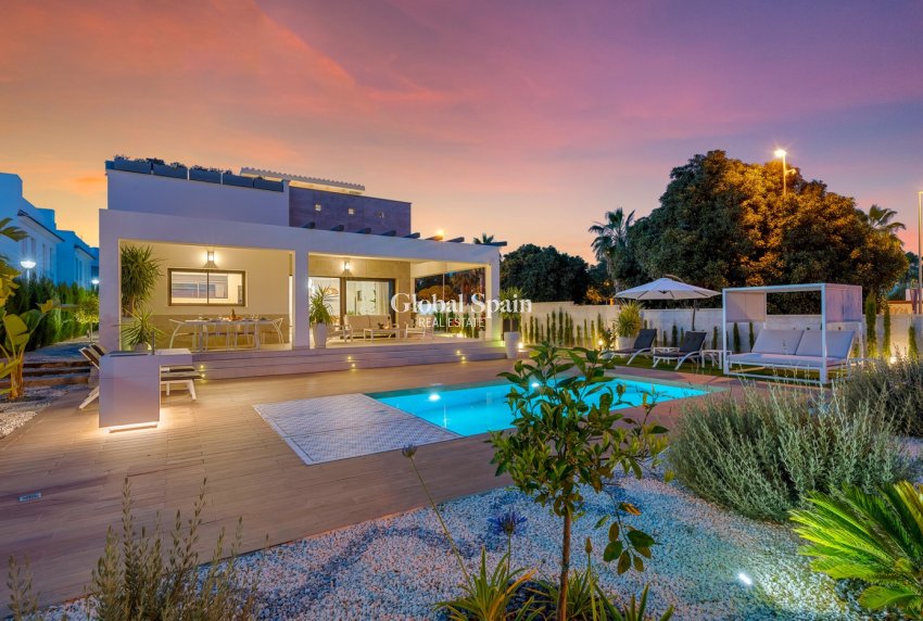 Resale - Villa -
CIUDAD QUESADA