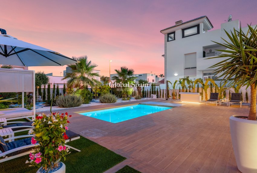 Resale - Villa -
CIUDAD QUESADA