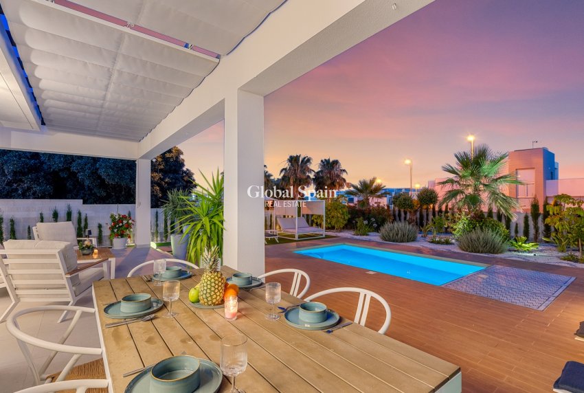 Resale - Villa -
CIUDAD QUESADA