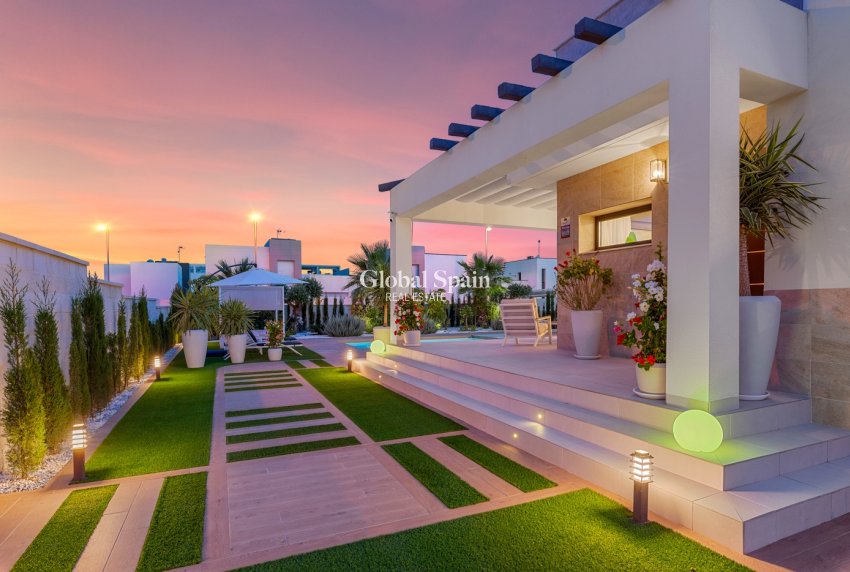 Resale - Villa -
CIUDAD QUESADA