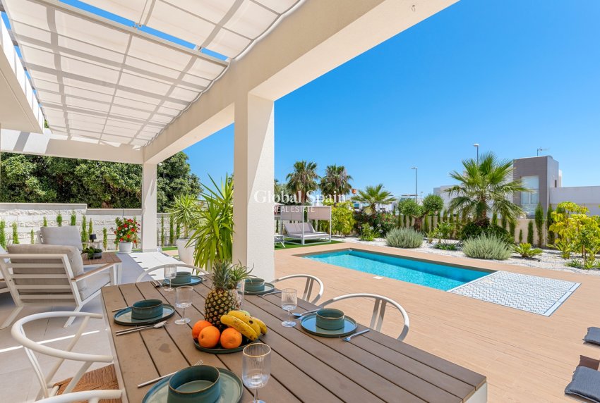 Resale - Villa -
CIUDAD QUESADA