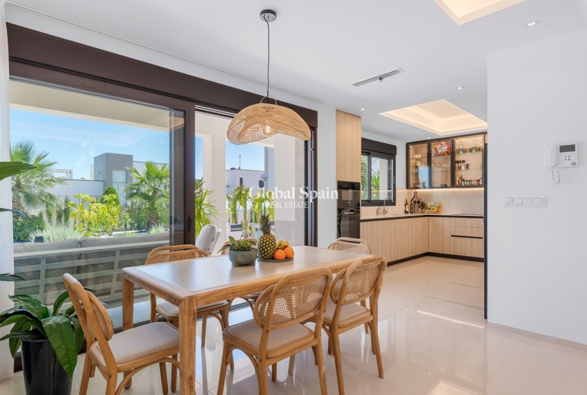 Resale - Villa -
CIUDAD QUESADA