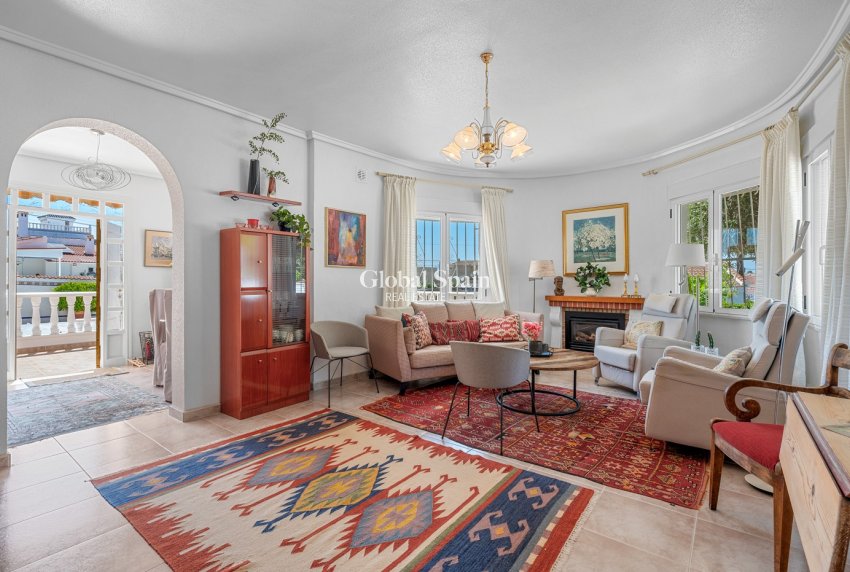 Resale - Villa -
CIUDAD QUESADA