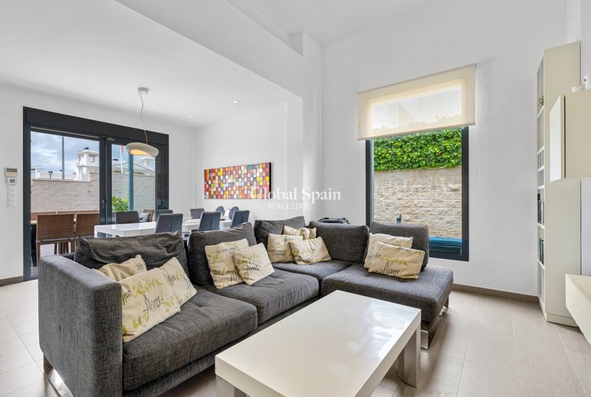 Resale - Villa -
CIUDAD QUESADA