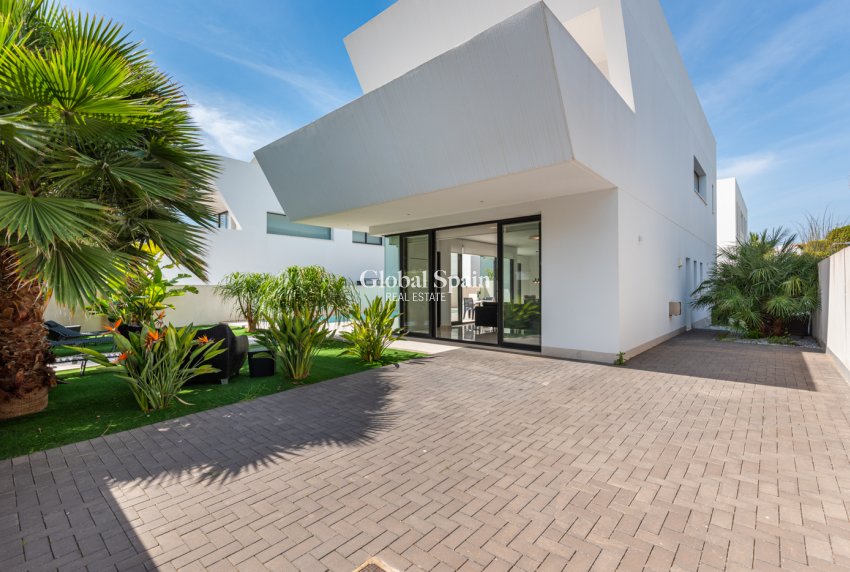 Resale - Villa -
CIUDAD QUESADA