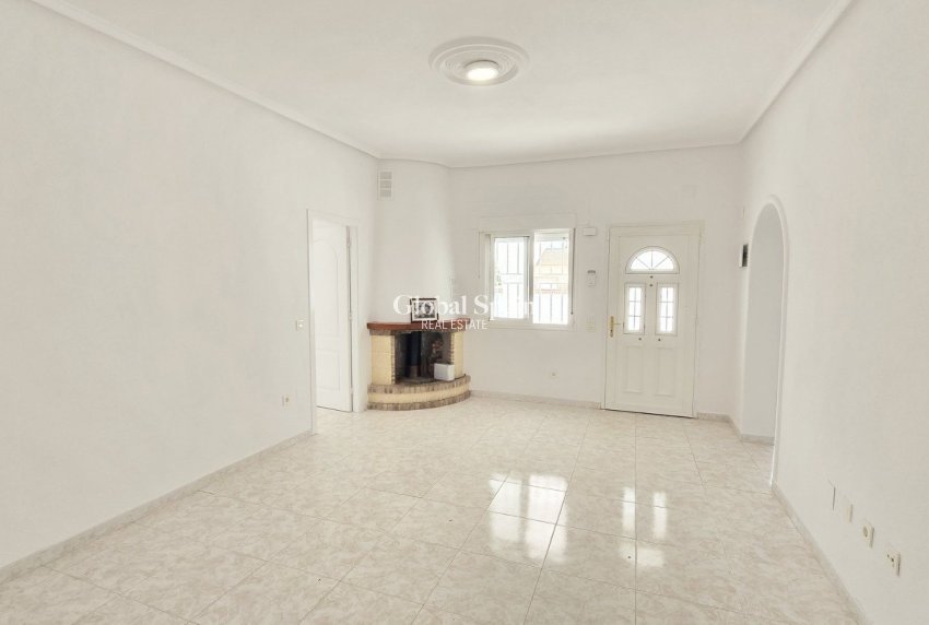 Resale - Villa -
CIUDAD QUESADA