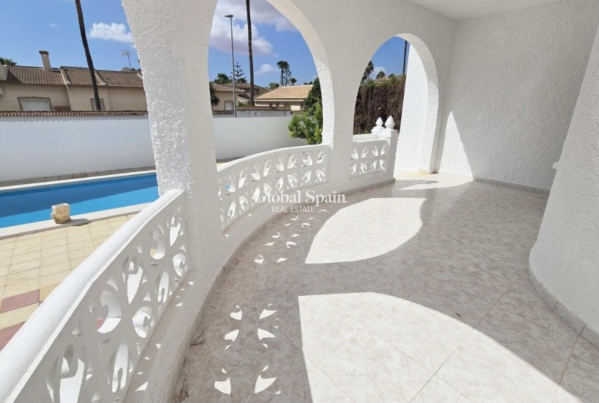 Resale - Villa -
CIUDAD QUESADA