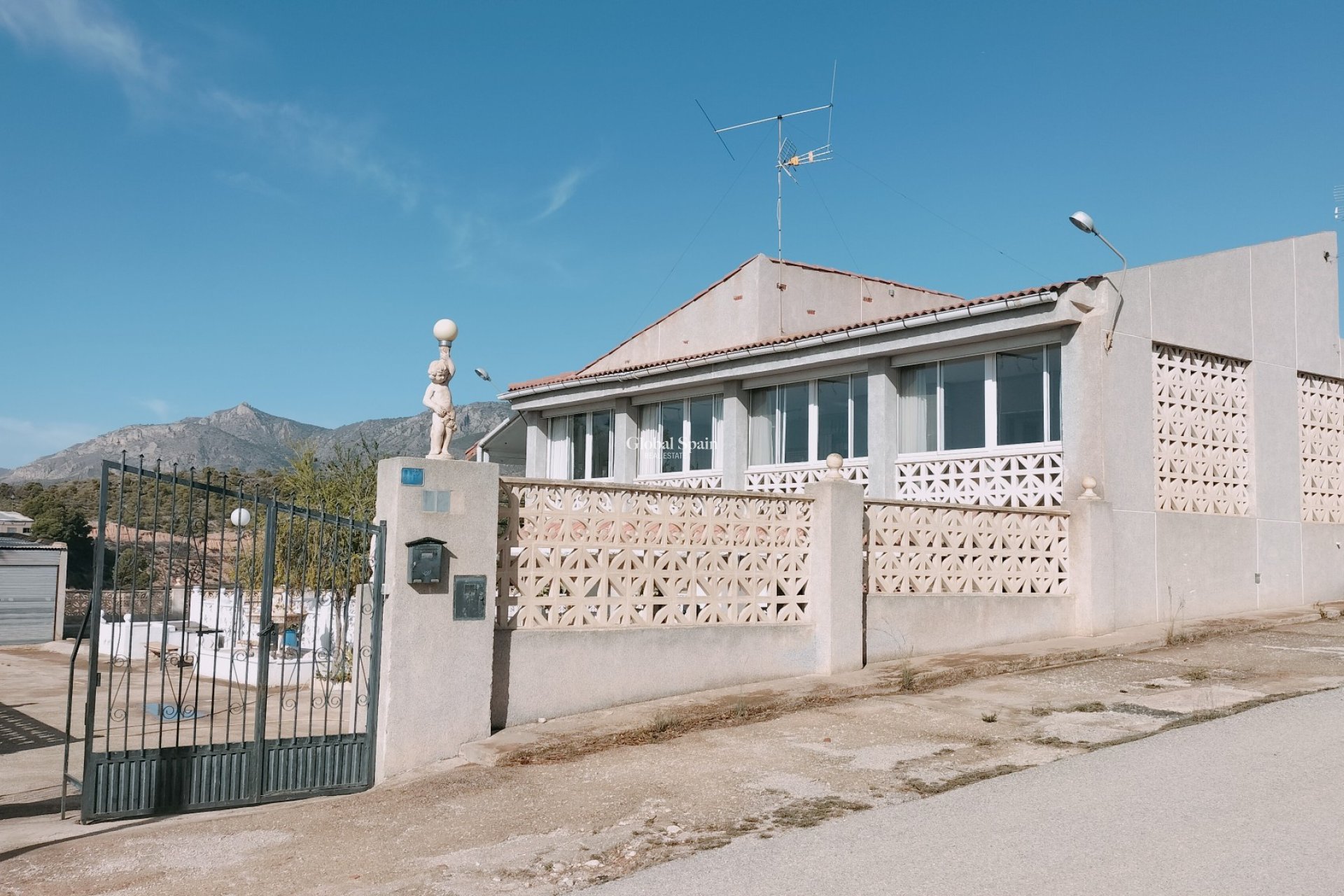 Resale - VILLA -
CREVILLENTE - Inland