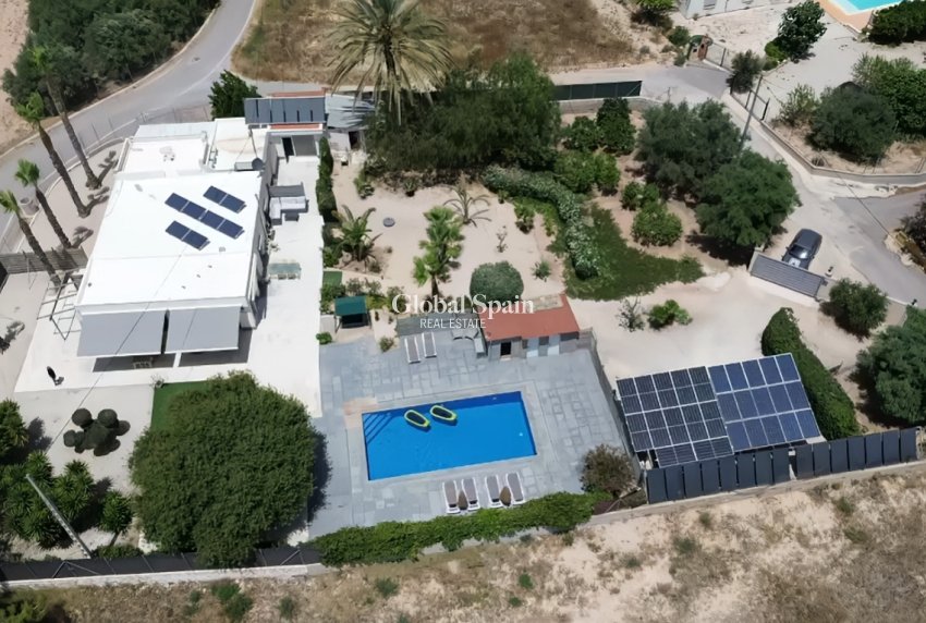 Resale - VILLA -
CREVILLENTE
