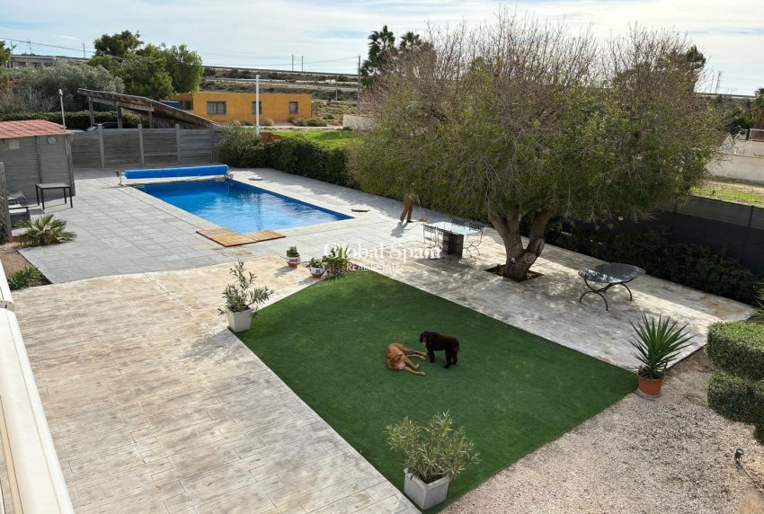 Resale - VILLA -
CREVILLENTE