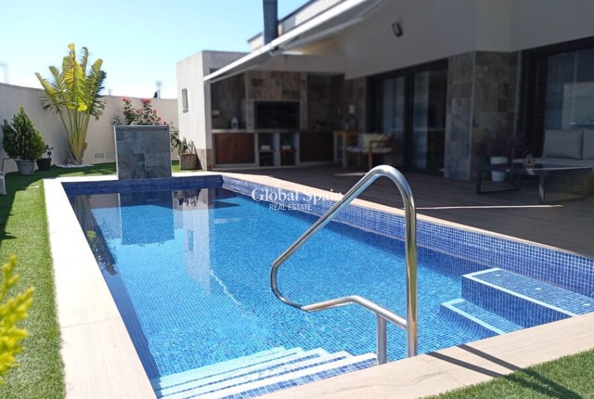 Resale - VILLA -
DAYA NUEVA - Costa Blanca