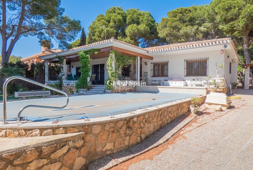 Resale - VILLA -
DEHESA DE CAMPOAMOR - Costa Blanca