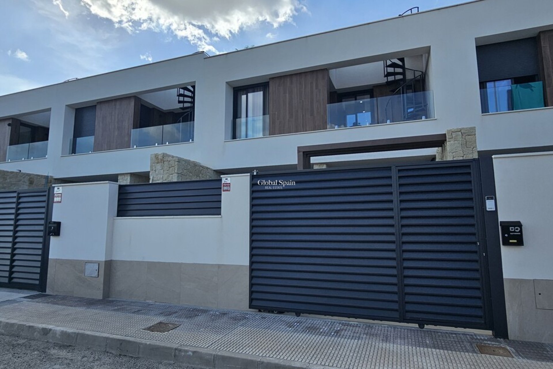 Resale - VILLA -
DOLORES - Sector 4