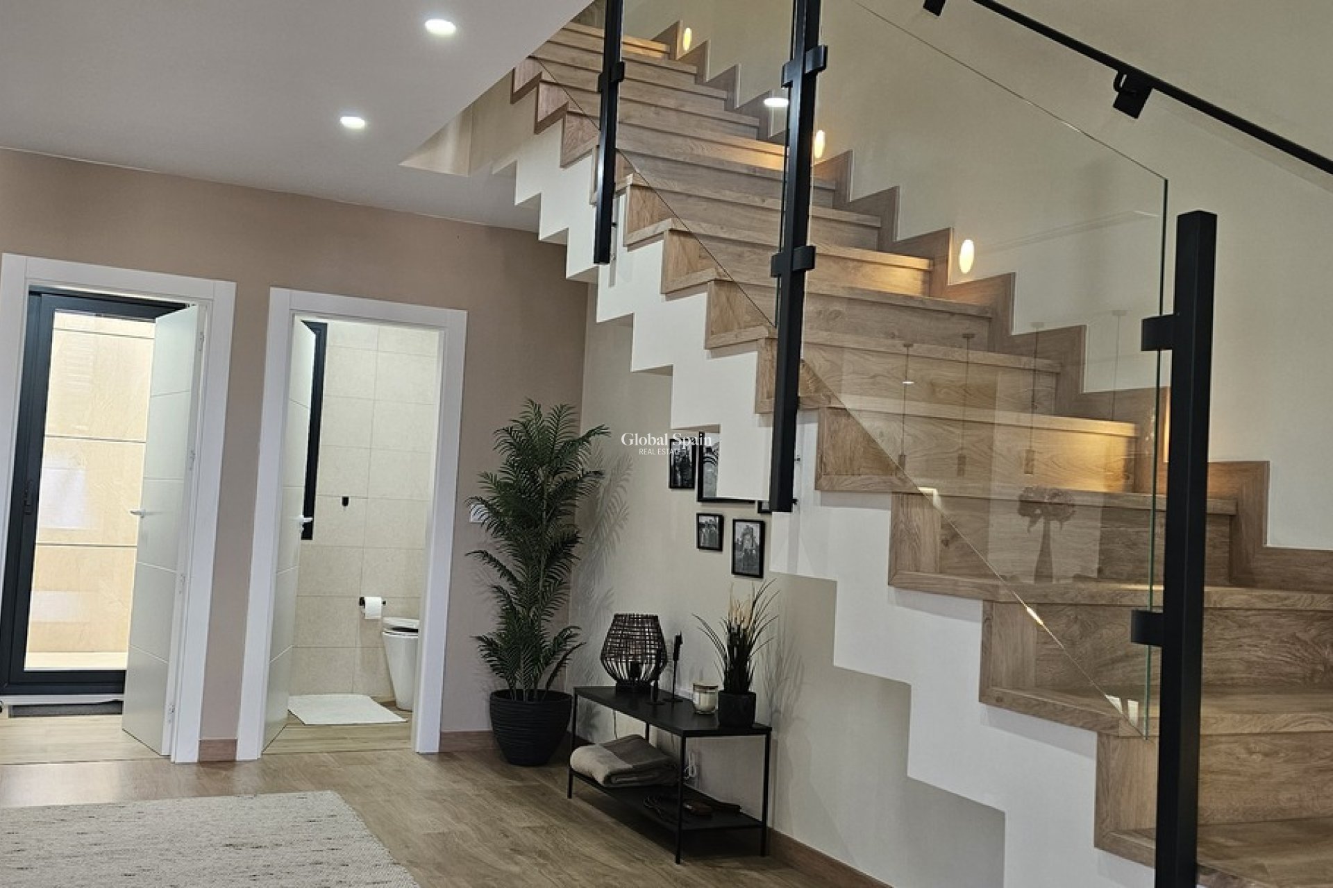 Resale - VILLA -
DOLORES - Sector 4